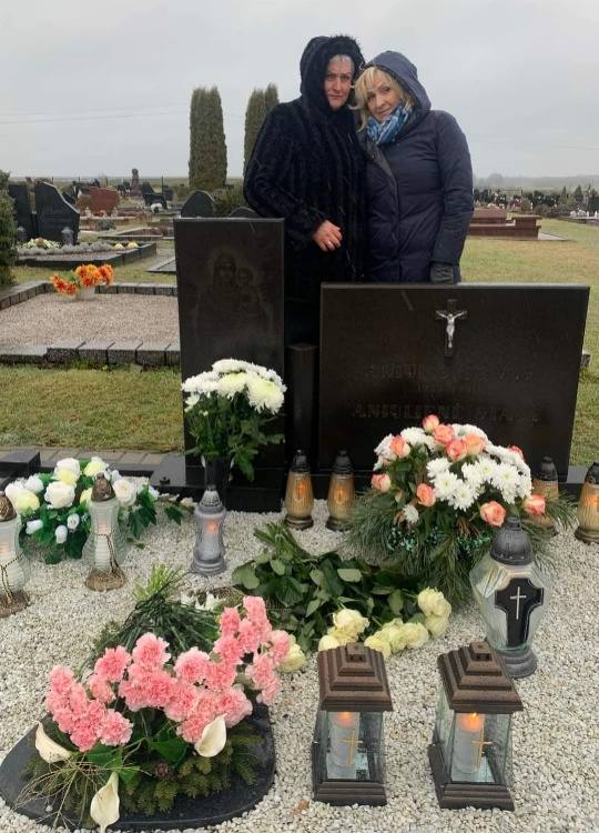 Jono ir Stasės Aniulių kapas Veiverių kapinėse, 2024 m.
